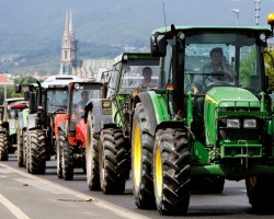 Croatian farmers drive their tractors through the streets of Zagreb June 10, 2009. The farmers were protesting against the low prices of milk and unpaid government subsidies.  REUTERS/Nikola Solic (CROATIA CONFLICT EMPLOYMENT BUSINESS)